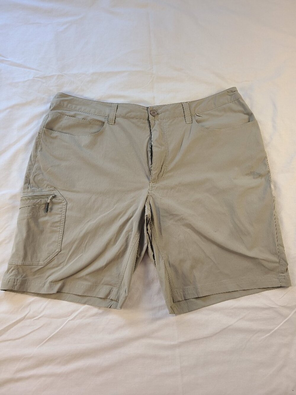Cabela's Men's Shorts 40 Tan Zipper on back Pockets